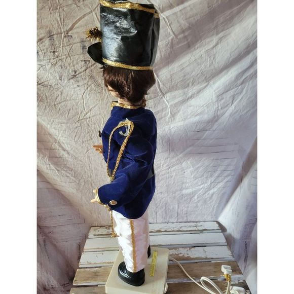 Telco soldier as is motion at Xmas decor - Picture 4 of 8